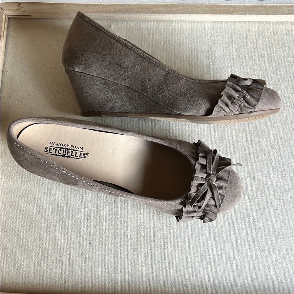 Seychelles Women's taupe Gray Wedge Shoes